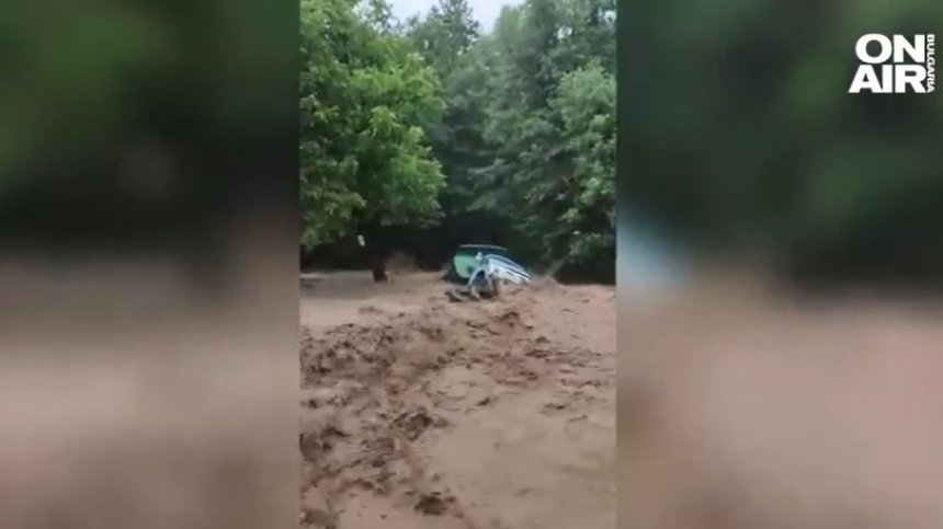 Тежка обстановка във Вършец, река Ботуня отнесе мостове и коли