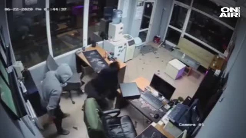 Крадци обраха за секунди автоцентър в столичния кв. "Дружба" (+Видео)