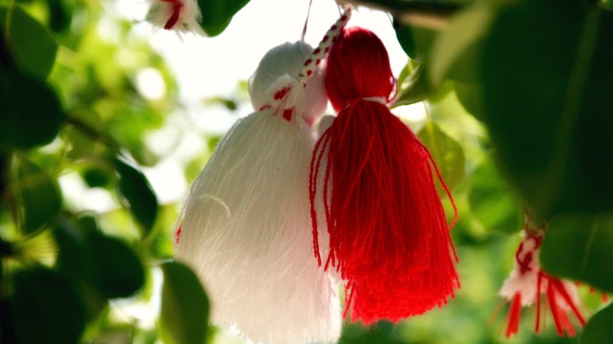 Баба Марта бързала, мартеници вързала: Честит празник!