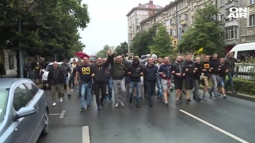 Фенове на пловдивските "Ботев" и "Локомотив" си спретнаха меле
