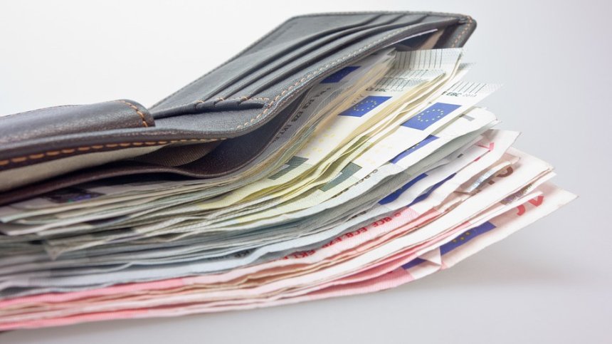 Paзплaщaнeтo c мoбилни пopтфeйли във физичecĸи мaгaзини изпpeвapи бaнĸнoтитe