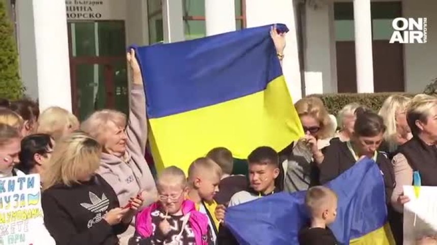 Украински бежанци протестират в Приморско заради извеждането си от хотелите