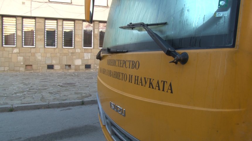 Бандит отмъкна 140 л дизел от училищен автобус