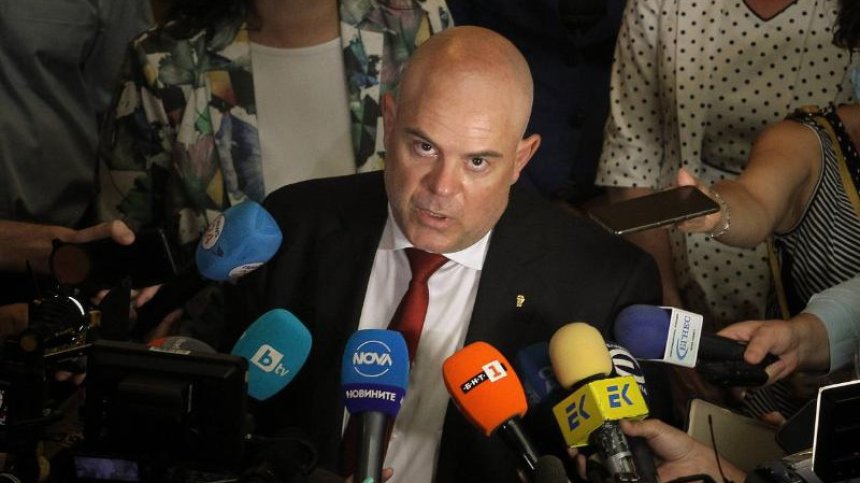Гешев: Отстраниха ме партиите "политически боклук", кражбите са държавна политика