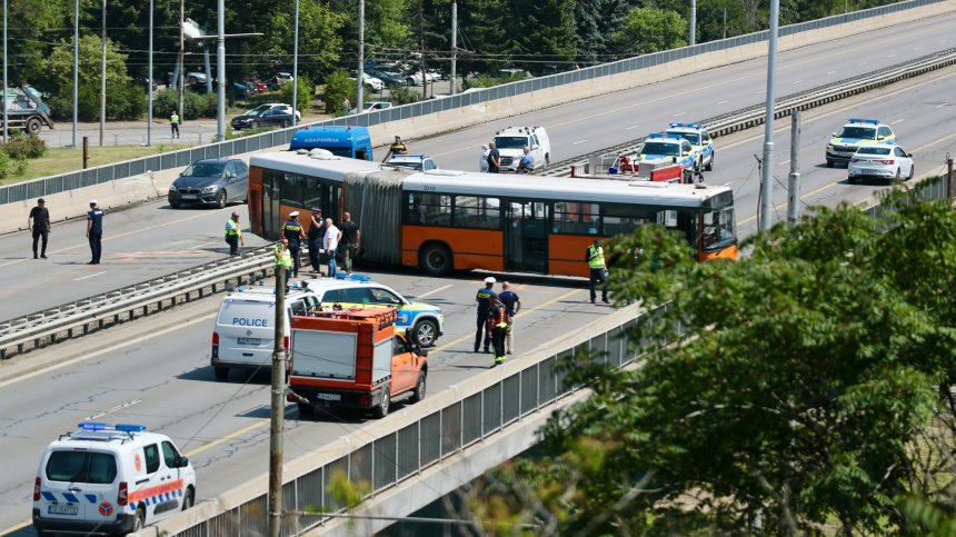 Автобус скъса мантинелата на столичния бул. "Цариградско шосе"