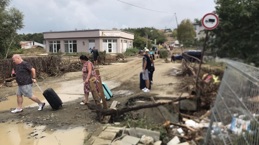 Заради блокираните пътища: Туристите от "Нестинарка" вървят пеш до Царево