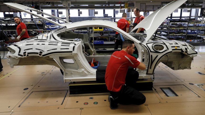 Колосален срив на автомобилните продажби в Китай