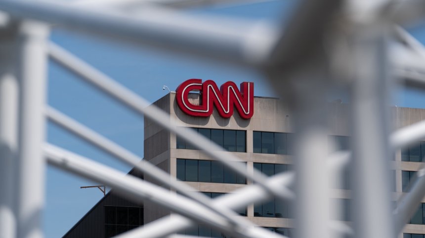 CNN уволни трима свои служители, защото отишли на работа неваксинирани