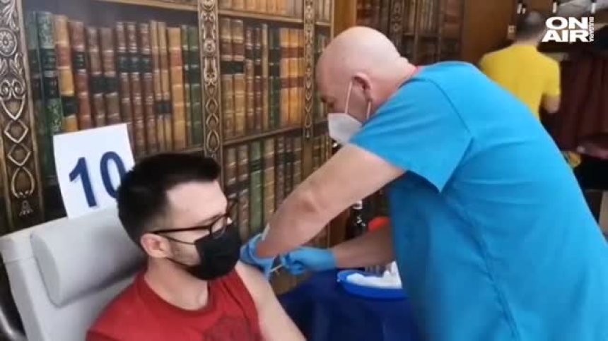 Проф. Мутафчийски с личен пример: Започна да ваксинира желаещи от опашките (ВИДЕО)
