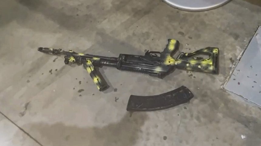 Първи арести в Москва след кървавия атентат, показаха оръжието - автомат "Калашников"