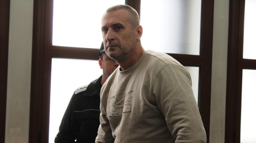 Отведоха в затвора барикадиралия се в дома си в Плевен бивш полицай