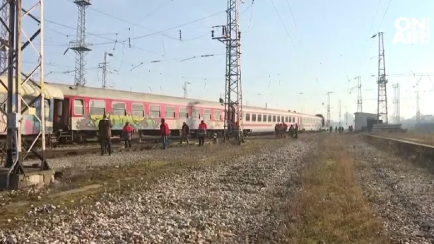Човешка грешка може да е причината за дерайлиралия влак в София, пътници се лутат в неизвестност
