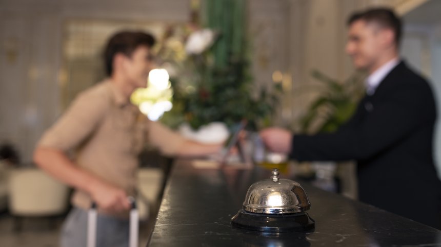 По-високите заплати не привличат младите да работят в хотелите
