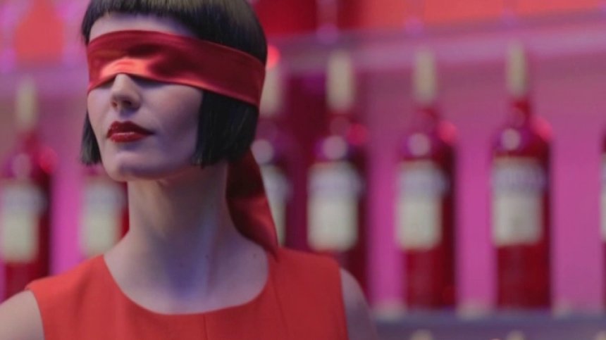 Фотосесията на Ева Грийн за календара на Campari