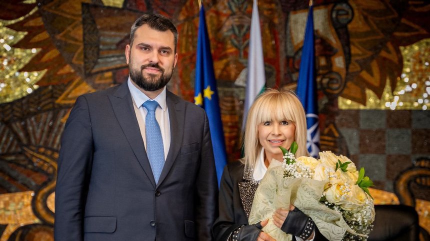 Лили Иванова получи "Златна лаврова клонка" от МВнР