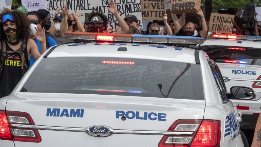 Човекът, който обучава американски полицаи да убиват без скрупули