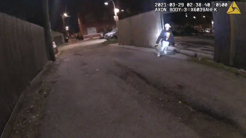 Разпространиха кадри как полицай убива 13-годишно момче в Чикаго (+ВИДЕО)