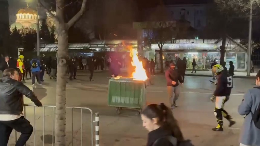Ескалация след протеста: Маскирани стигнаха сградата на ДПС-НН