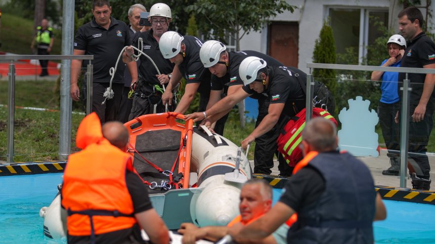 Отводняват столична болница, приемът на пациенти няма да спира