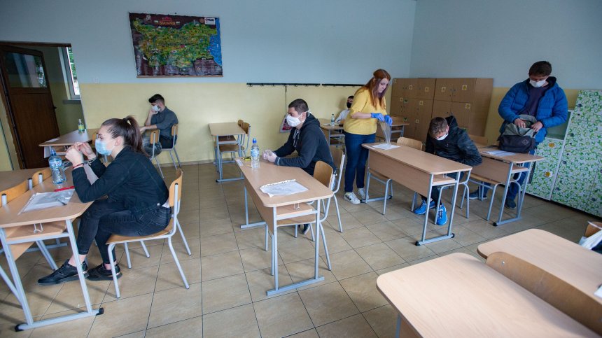 Повечето ученици се връщат с маски в класните стаи