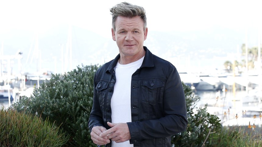 Ще трябва да готви в огромни количества: Гордън Рамзи стана татко за шести път