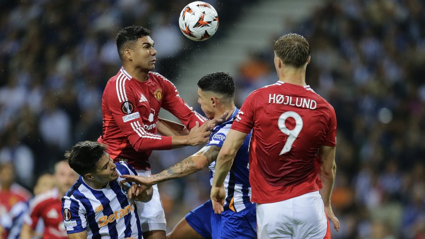 "Манчестър Юнайтед" пропиля аванс от два гола срещу "Порто", но Магуайър спаси тима си