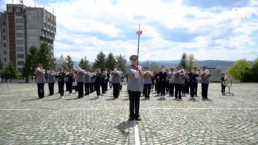 Празнично настроение: Търновски оркестри свирят микс от военен марш и рап парче