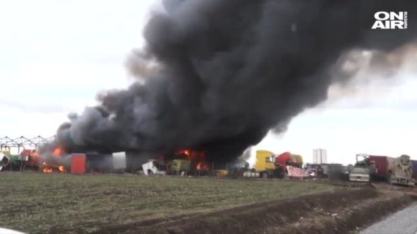 Голям пожар избухна в автоморга в Ямбол