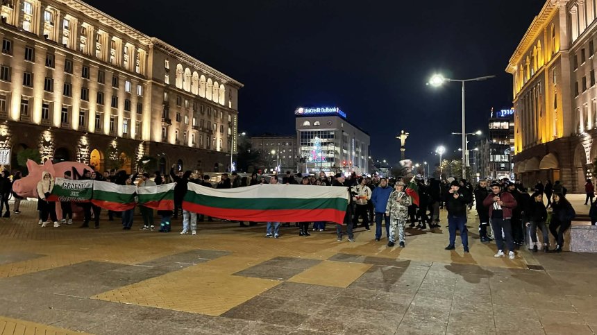 Спонтанен протест пред парламента с викове "Оставка" и "Мафия"