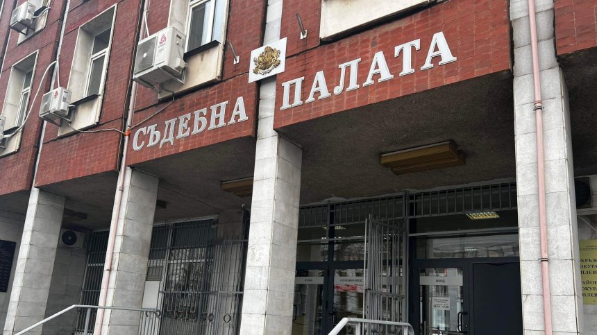 Близки на загинали в катастрофа на протест пред съда в Плевен