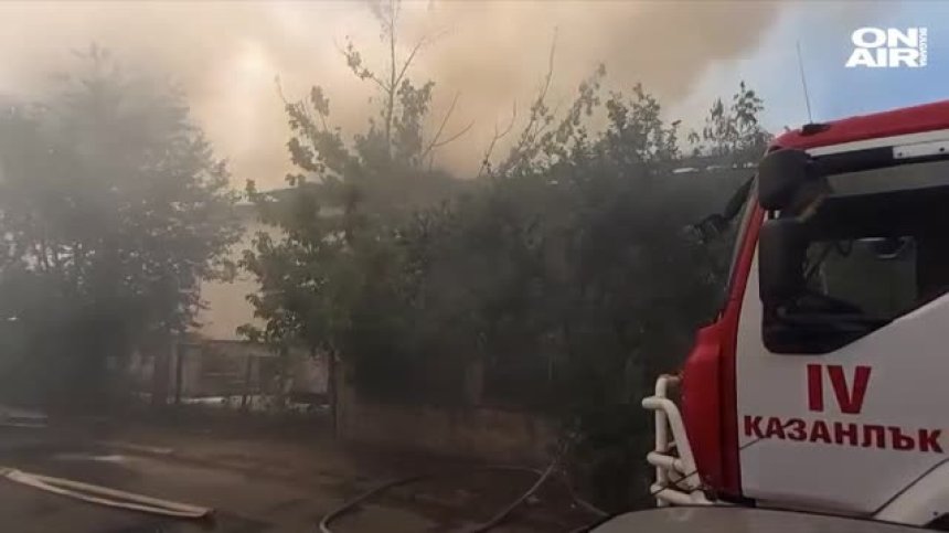 Две къщи пламнаха в Казанлък, съседите напуснаха домовете си