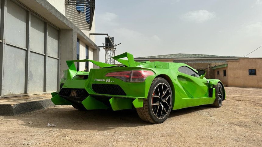 Нигерия се похвали с първата си суперкола, може да се кара и по черни пътища