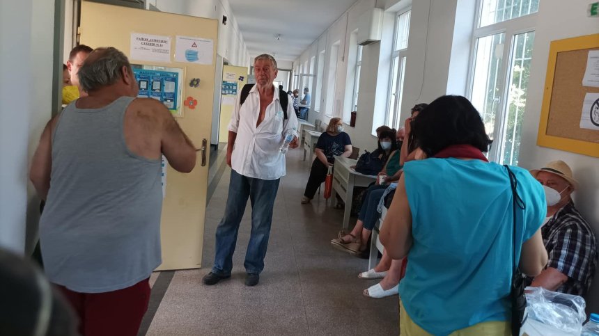 Машина за гласуване в столично училище блокира, избиратели чакат с часове