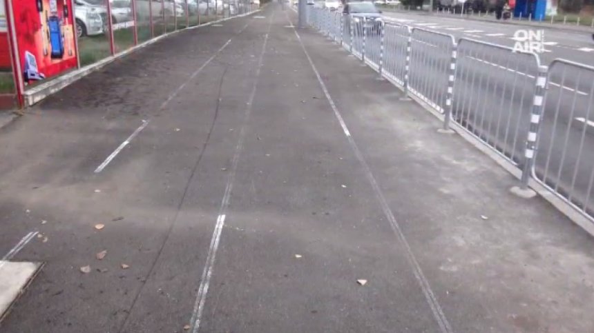Недомислица: Велоалея в София остави пешеходците без тротоар