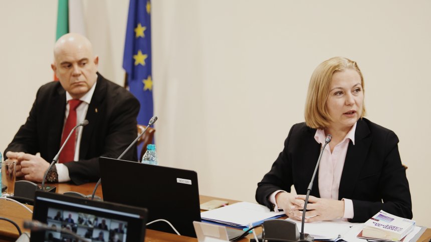 Словесна престрелка между Гешев и Йорданова, гледат точка по точка аргументите за отстраняване