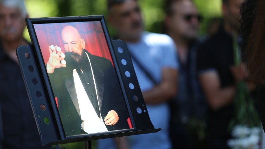 Последно сбогом с Астор! Близки и приятели го изпратиха с аплодисменти (+СНИМКИ)