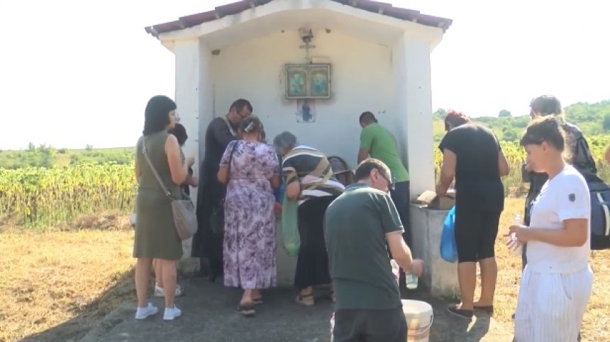 Миряни се събраха край извора в Кесарево с вяра в лечебните сили на Света Марина