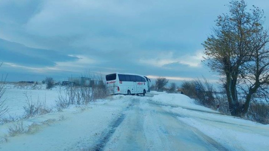В капан на снежни преспи: МВР съобщи кои пътища са затворени. Бедстващи чакат спасители