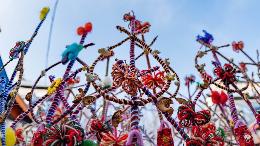 Новогодишни сурвачки украсиха сергиите по центъра на София (СНИМКИ)