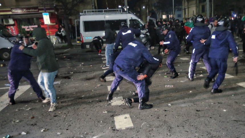 Вандализъм след протеста в София: Арести, погром и напрежение с полицията (СНИМКИ)