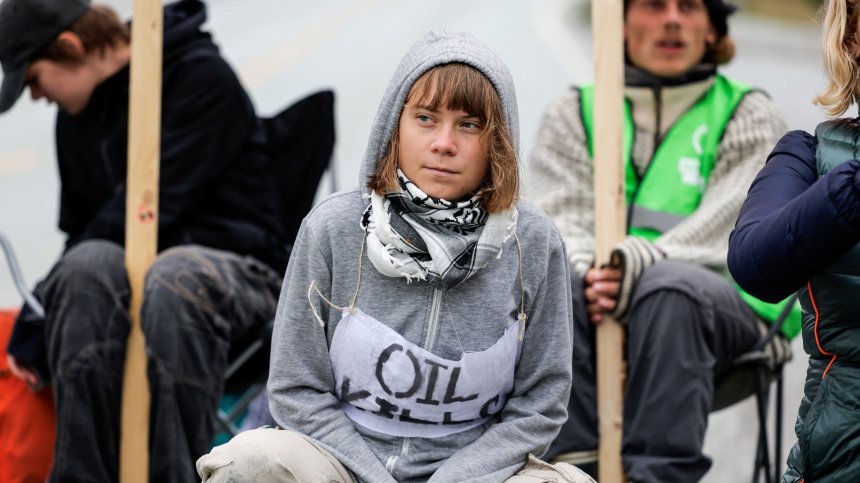 Грета Тунберг и около 200 активисти блокираха най-голямата рафинерия в Норвегия