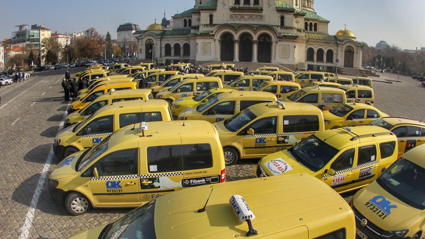 Такситата: Оборотът ни от 20% е нищо, отворете час по-скоро заведенията