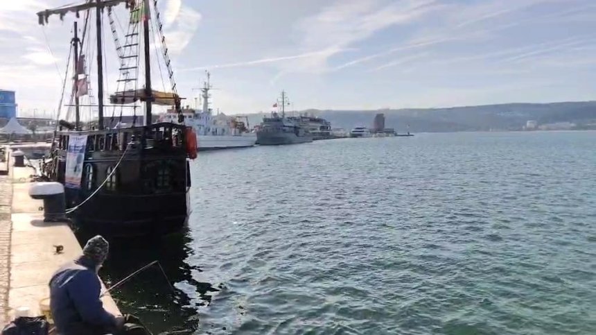 Показаха кадри от спасителната операция край потъналия кораб HS Dignity