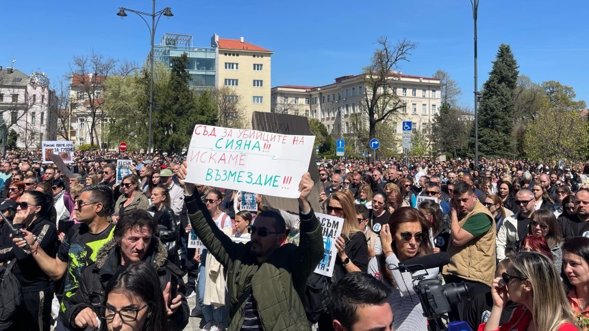 Протест пред храм-паметника "Св. Александър Невски" заради опасните пътища