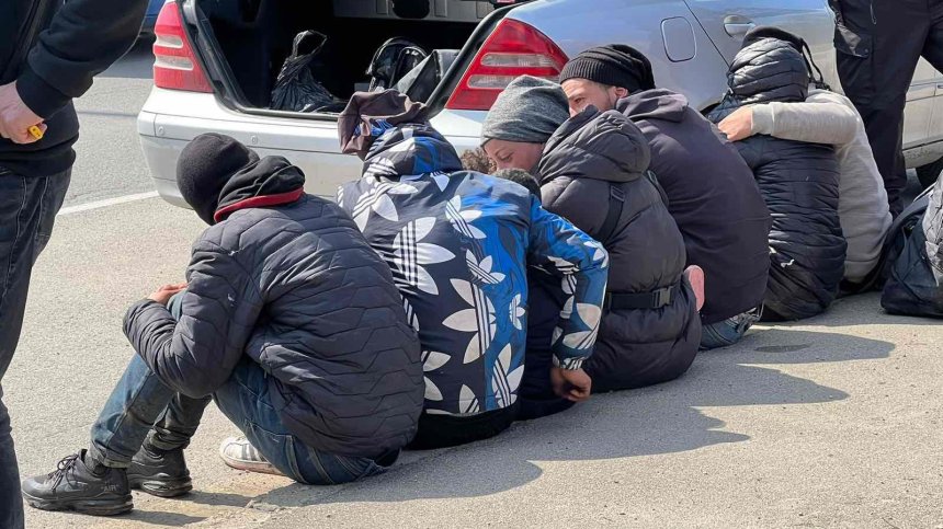 Бургаско почерня от полицаи, разбиха група за трафик на мигранти, закопчаха и тартора