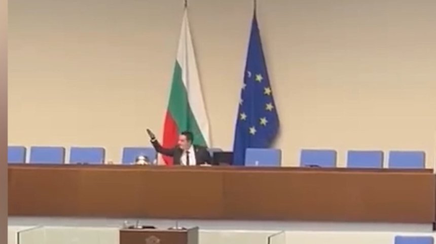 Хаос в НС: Явор Божанков удари звънеца и временно "пое" парламента (+ВИДЕО)