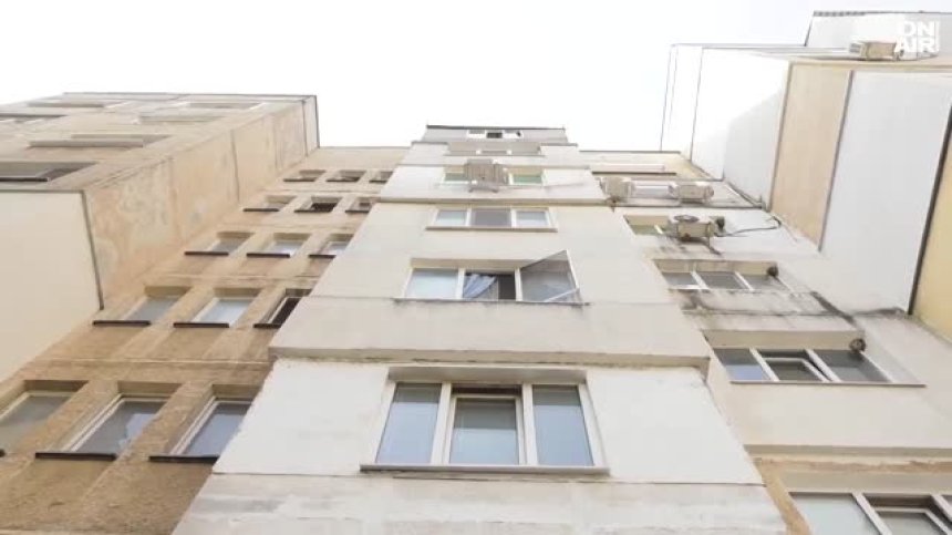 Падналото от тераса във Враца дете ще живее, майката била на работа, бащата - за закуска