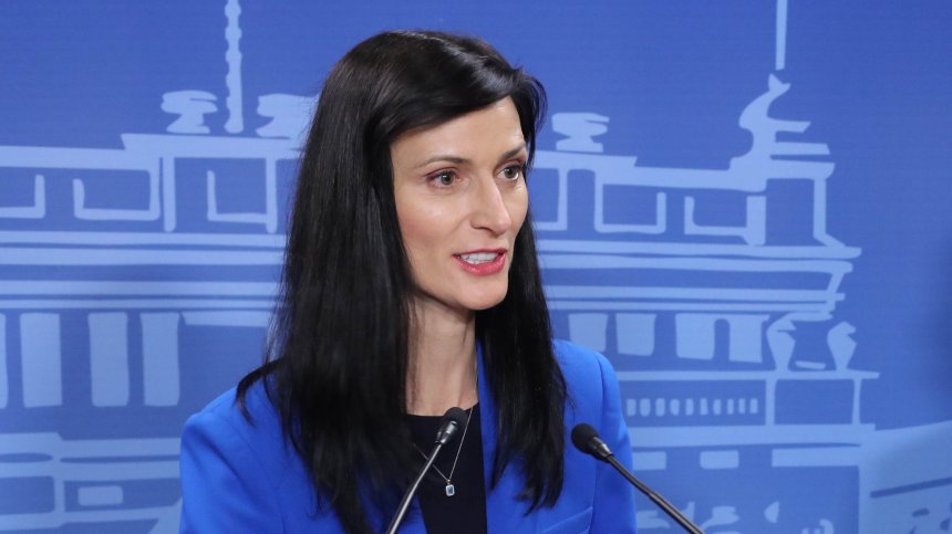 Мария Габриел: Двама българи са сред заложниците, взети от "Хамас"