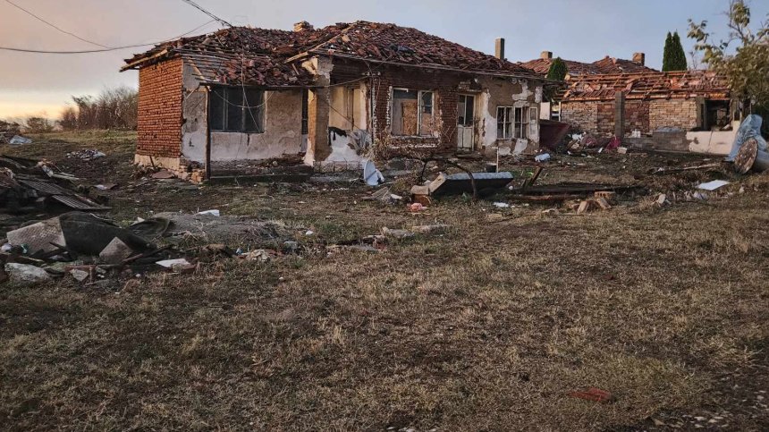 Смерчът остави десетки семейства в Лъвино без покрив над главата