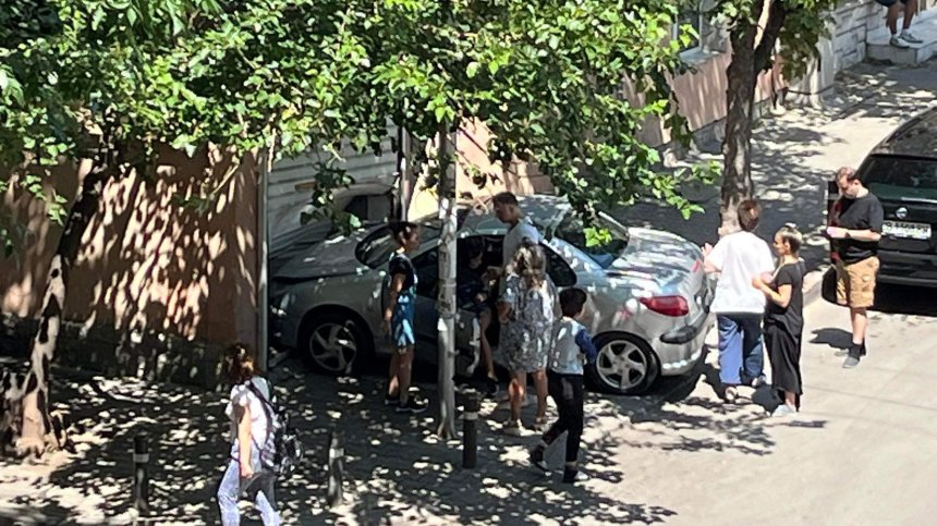 Кола излезе от пътя и се вряза в гараж в Стара Загора
